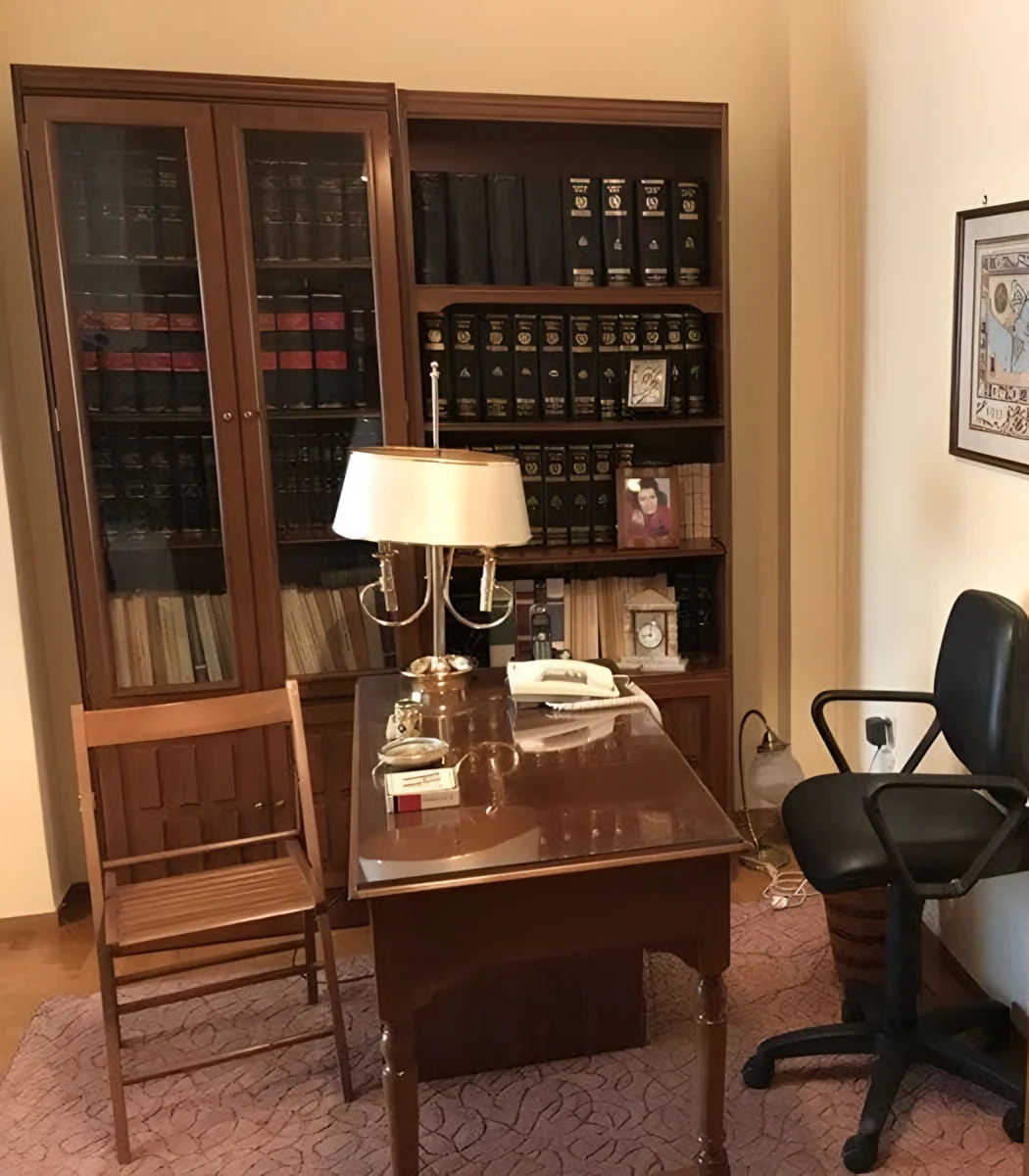 Γραφείο εργασίας με νομική βιβλιοθήκη