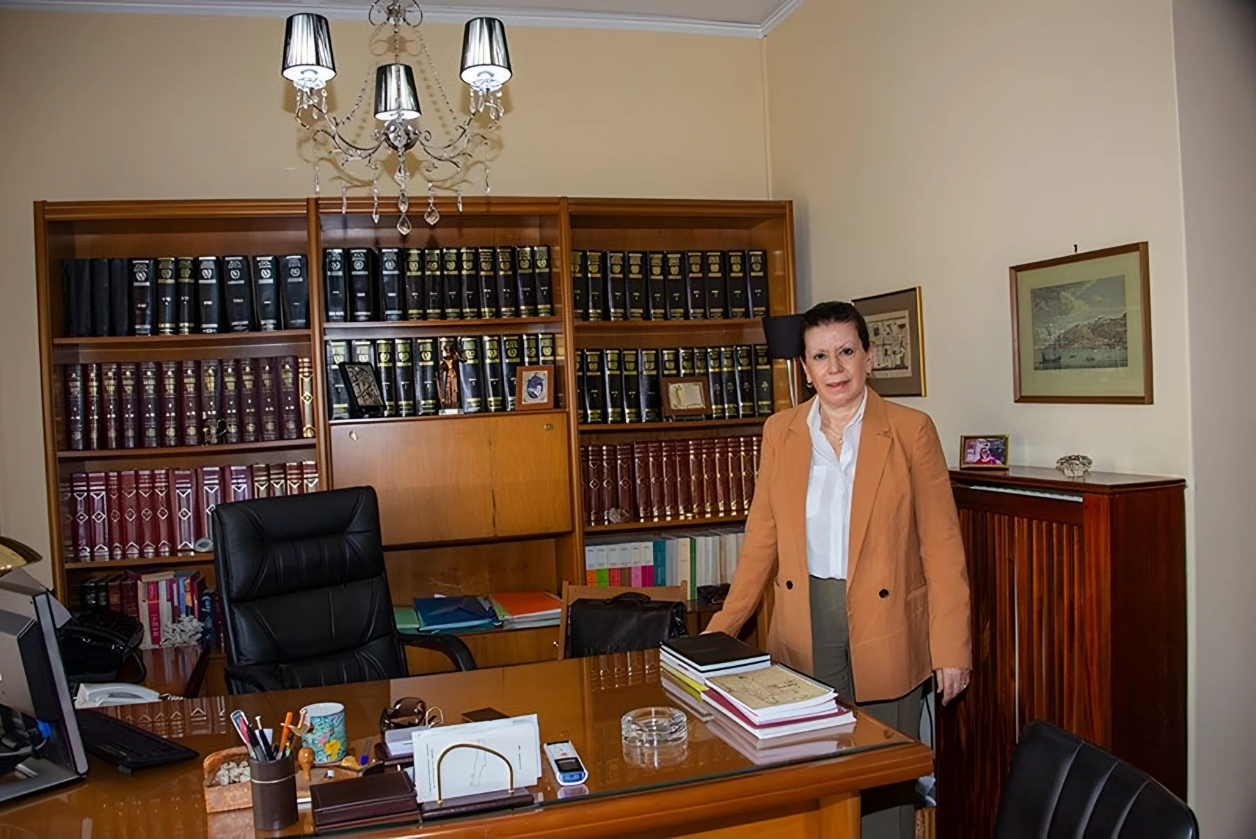 Η δικηγόρος Μαρία Μαστοράκη στο γραφείο της